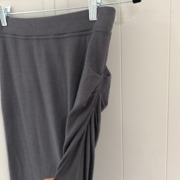 Aritizia Wilfred Free stretch skirt with ruching - Picture 2 of 8